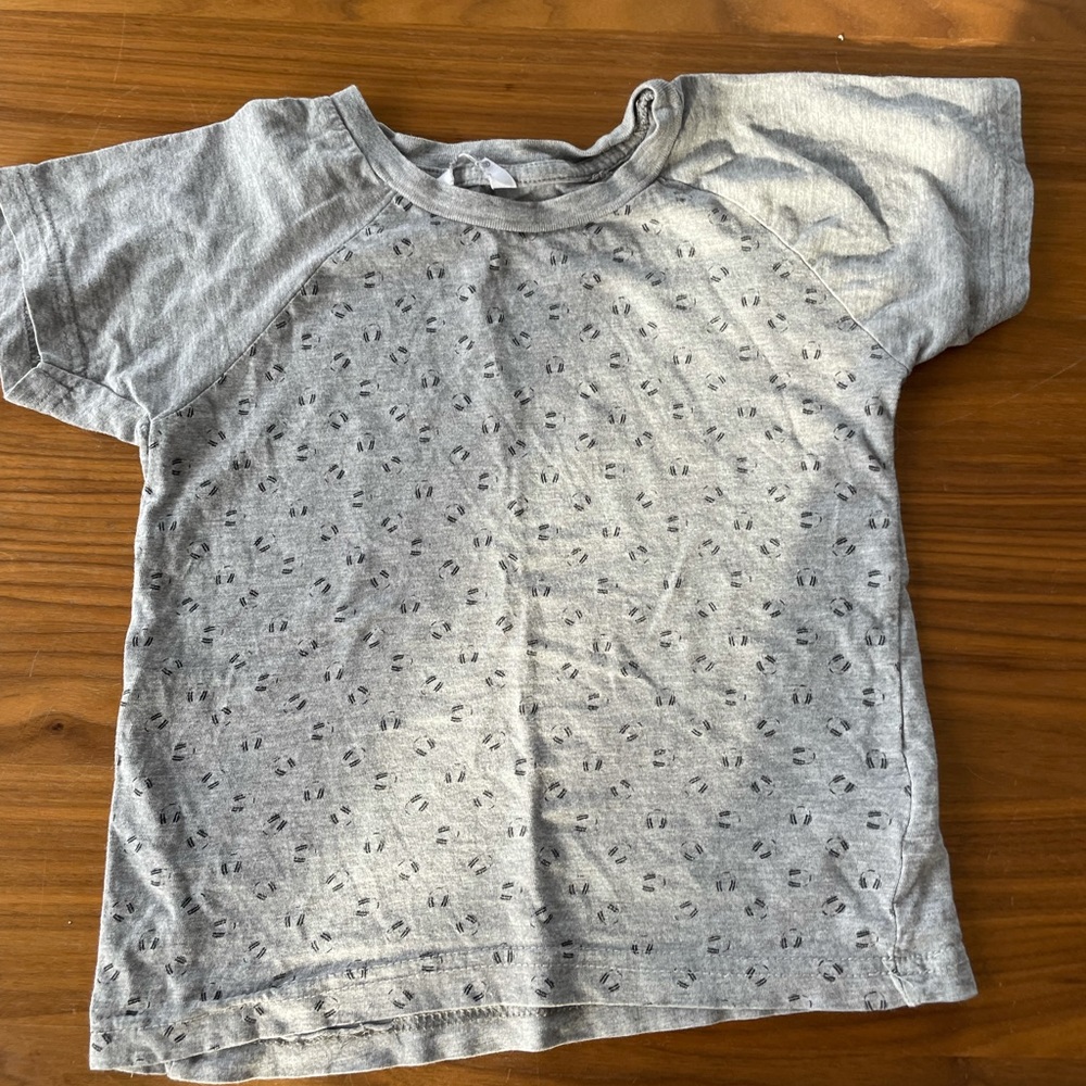 T-shirt 4T with mini headphones on it.